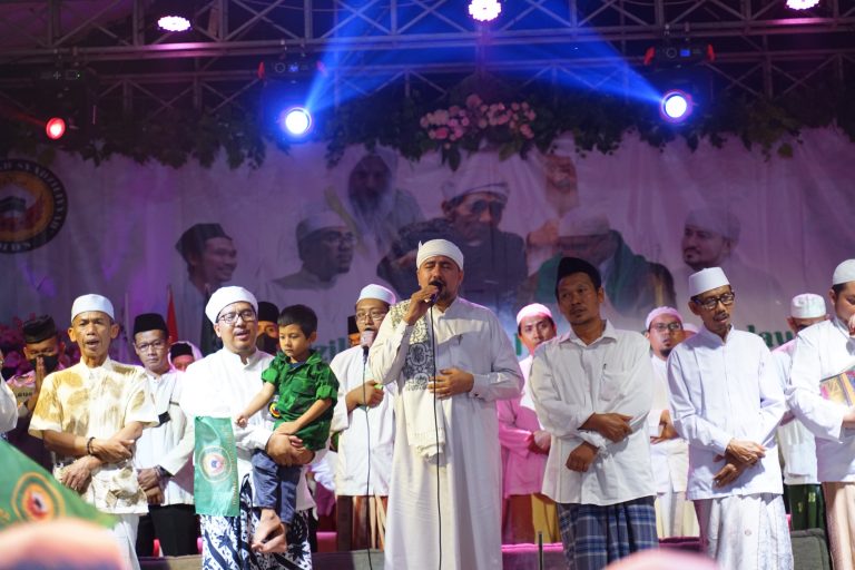 Gus Baha dan Habib Anis Syahab Hadiri Puncak Safari Maulid MDS