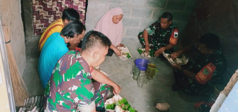 Pastikan Masyarakat Tidak Kelaparan, Babinsa Masuk Dapur Rakyat