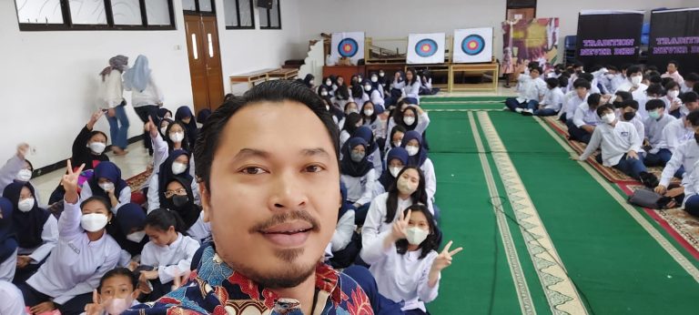 Leon Travis Ajak Pelajar Menolak Bullying di Hari Guru Nasional 2022