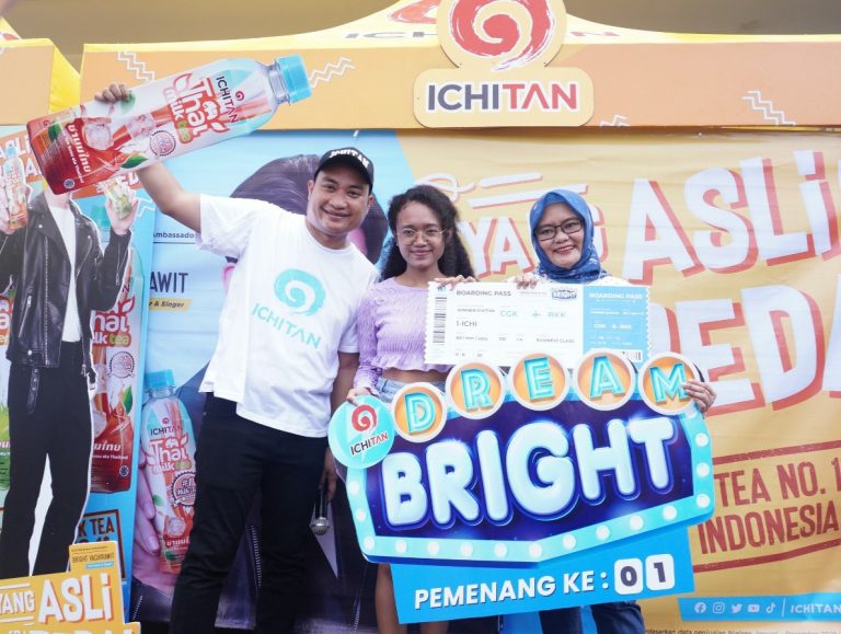 Beli Produk Ichitan, Dua Wanita ini Kaget Dapat Bertemu Bright Vachirawit di Thailand