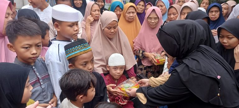 Yayasan Tahfidz Indonesia Berbagi Takjil untuk Anak-anak Yatim di Ciomas Bogor