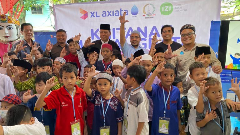 Karyawan XL Axiata Gelar Khitanan Massal dan Santuni Anak Yatim