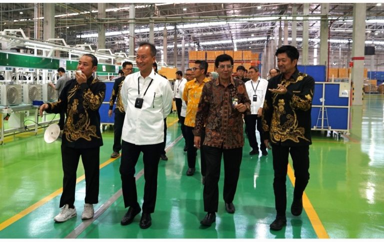 Menperin Kunjungi Pabrik AC Sharp Indonesia